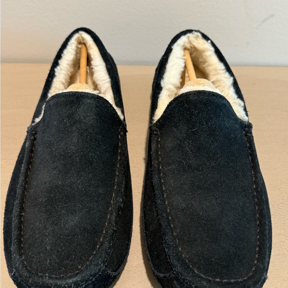 Black Slip-On Loafers with Suede Material and Plush Lining